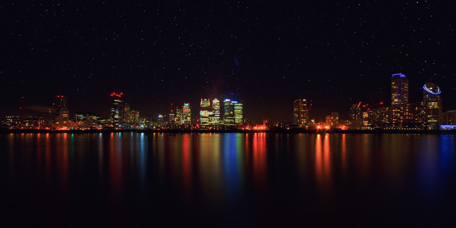 Skyline of a Modern City with Illuminated Buildings at Night — Lumière du port à Cameroon : sauvegardes photo envoyées avant même de vous asseoir.