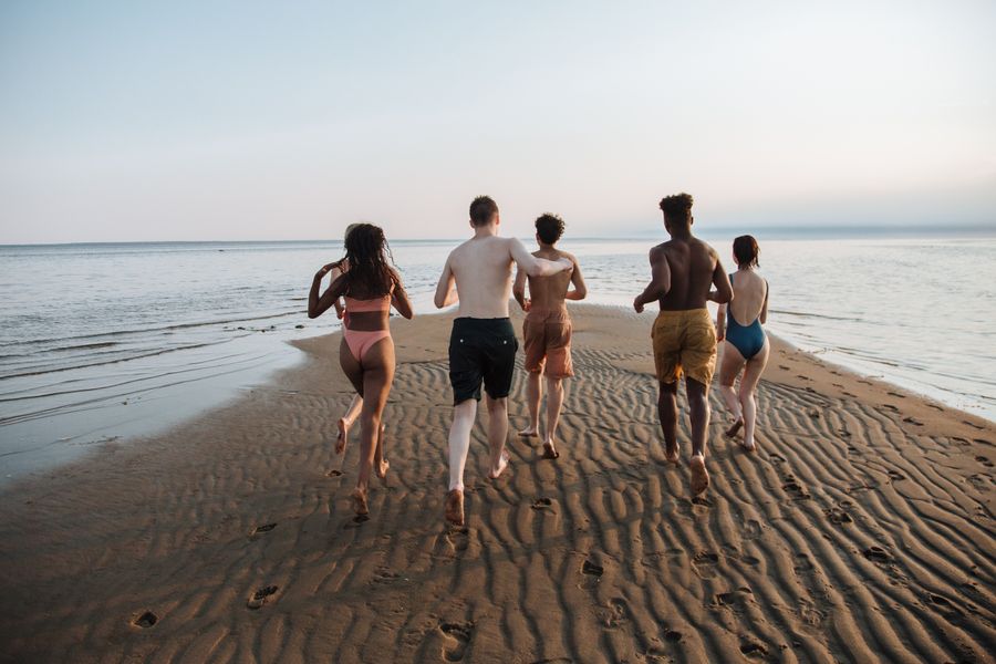 teenagers running towards sea — Changelog: Heure dorée, totalement en ligne — les sauvegardes photo partent avant le dîner.