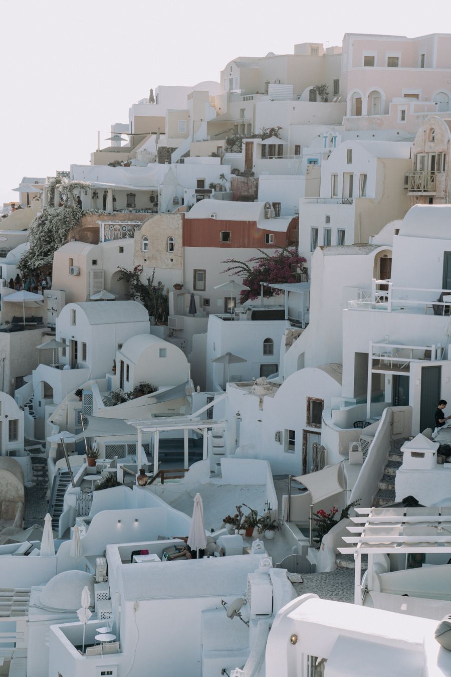 white concrete buildings — Changelog: Vrais voyages, vraie connectivité — voilà à quoi sert le produit.