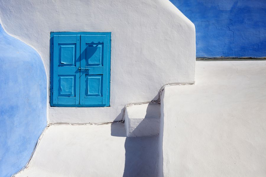 a blue wooden door on a white concrete wall — Les numéros sont optionnels — les voyageurs data d'abord les ignorent entièrement.