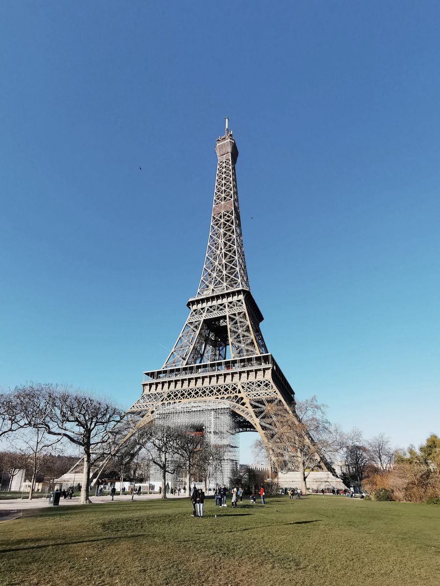 eiffel tower under blue sky — Support: Routes côtières et chemins de campagne — la carte suit votre rythme où que vous alliez.