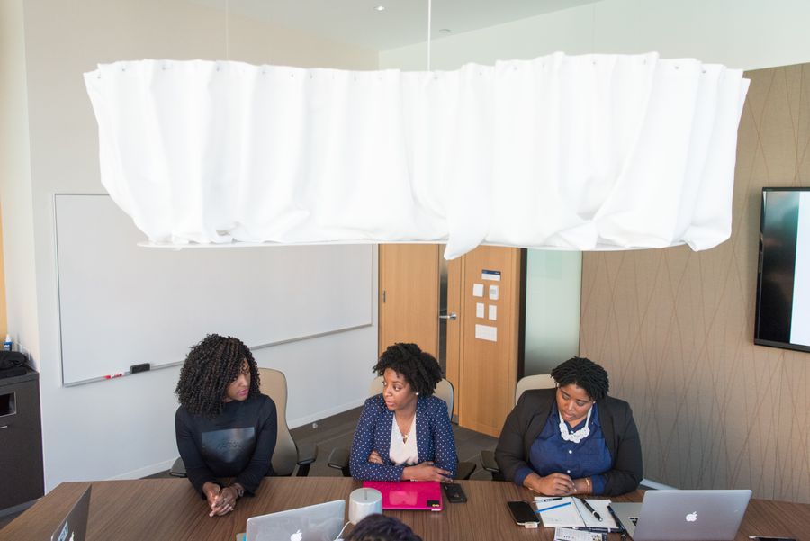 three women wearing formal clothes sitting in front of conference table — Docs: Sur la crête : carte hors ligne, numéros d'urgence enregistrés.