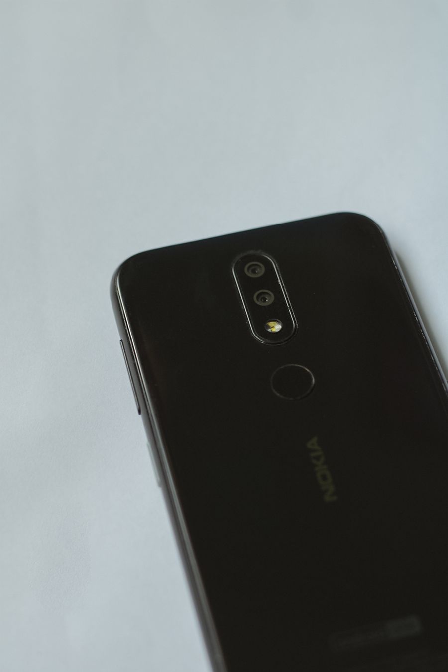 black smartphone in close up photography — Changelog: Passages de frontière sans paperasse : photos d'identité stockées sur le téléphone.