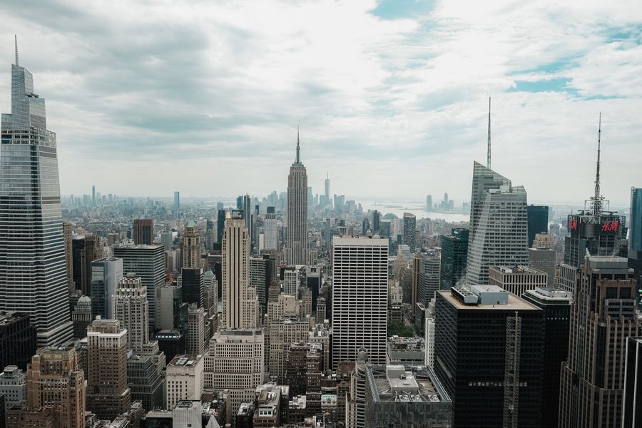new york cityscape — Le métro de Haiti : entrez d'un toucher de téléphone, pas de file au distributeur.