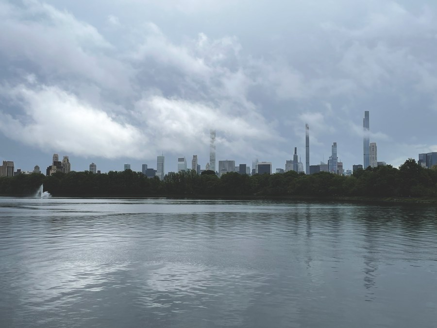 skyline of skyscrapers of manhattan from across the water new york city — Developers: Migrez depuis Twilio en trois étapes — la boîte à outils fait le gros du travail.