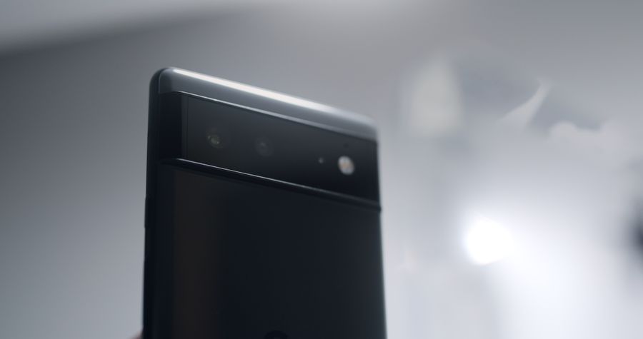 photo of a black phone with cameras — Chaque conversation commence là où en est votre voyage, pas dans un arbre de menus.