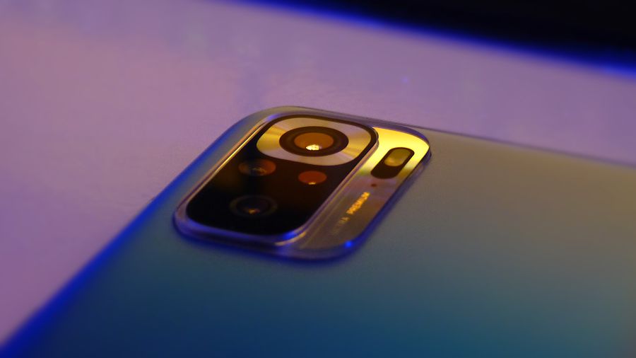 back camera of a smartphone in close up photography — « Puis-je garder mon numéro ? » — oui, l'eSIM est data d'abord.