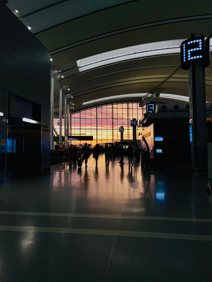 interior of an airport terminal — Vrais voyages, vraie connectivité — voilà à quoi sert le produit.
