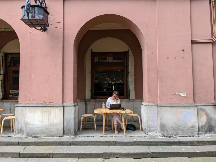 a woman using a laptop while sitting on a chair — Les transcriptions du support montrent la question, puis la réponse précise.