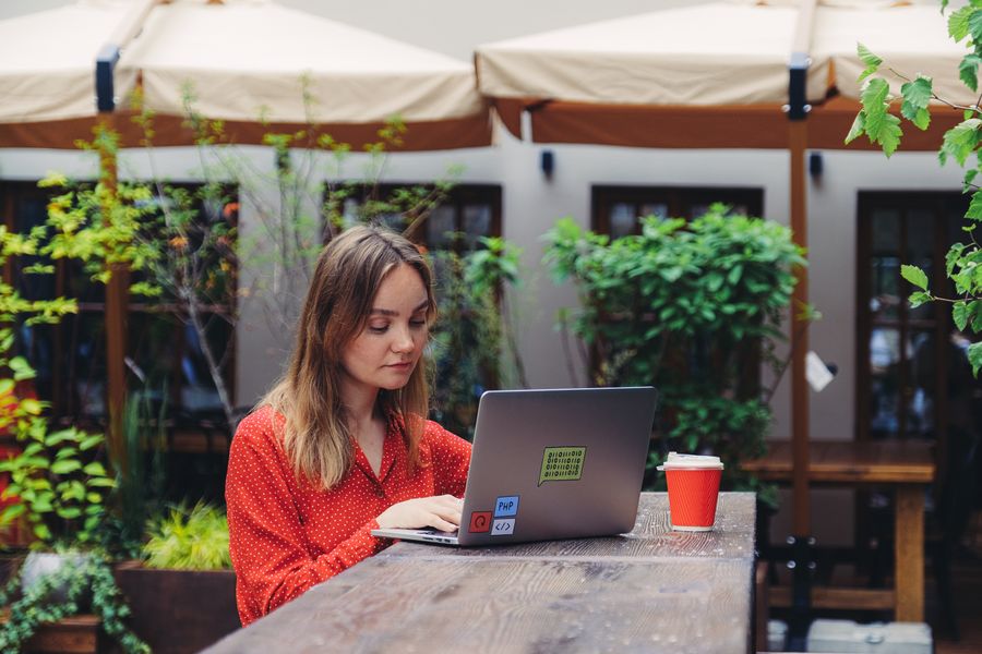 woman laptop freelancer web design — Lever de soleil sur Haiti : météo vérifiée, chaussures aux pieds, données activées.