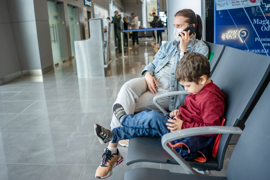 mother and son waiting at the airport — Campagne en Tunisia : la ferme trouvée, le code du portail dans les messages.