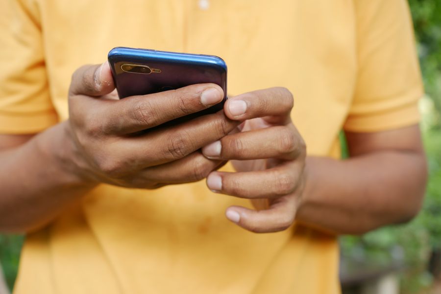 person holding blue smartphone — Le trajet en Monaco : podcasts, messages et cartes, aucune zone blanche.