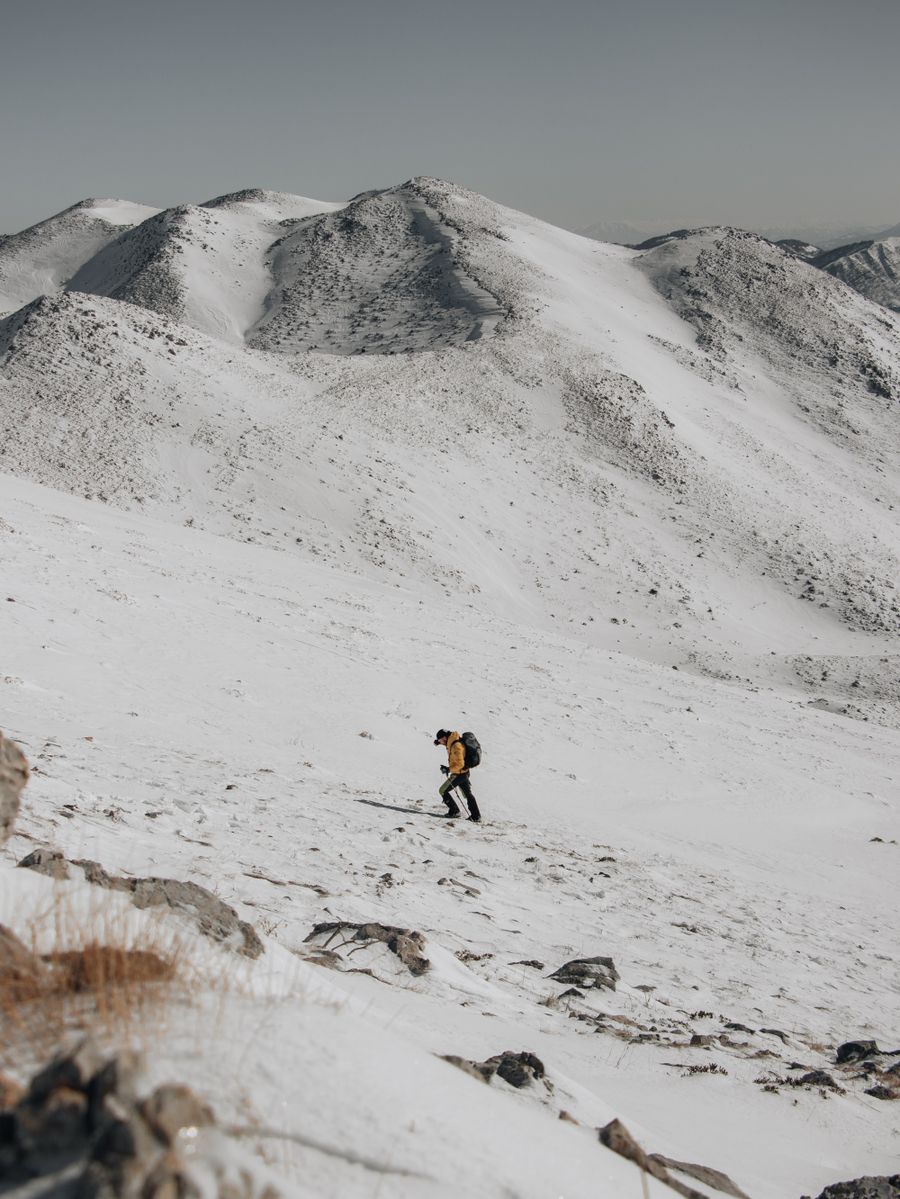 man hiking in snow in mountains — Docs: La doc répond avant que vous demandiez — cherchez d'abord, c'est rapide.