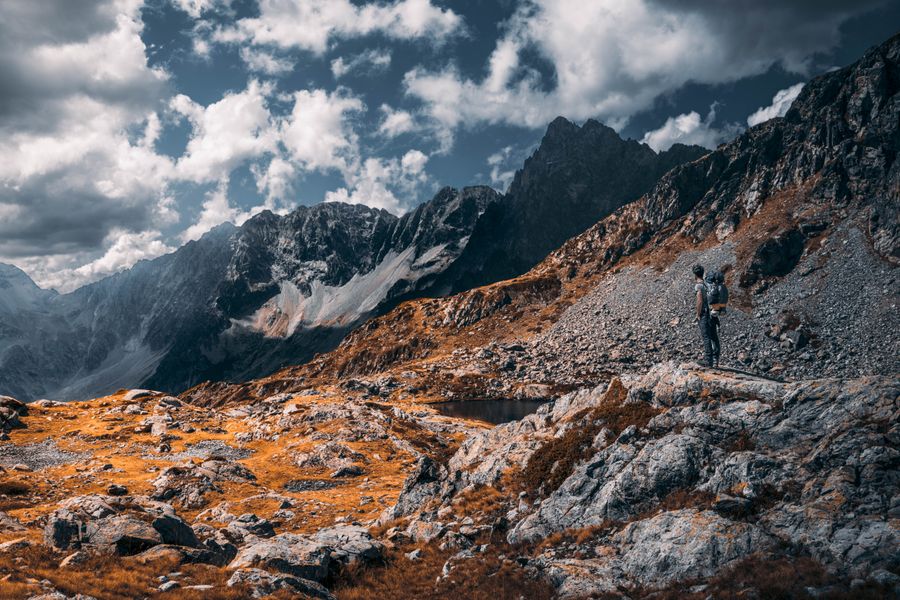 hiker standing on rocky mountain — Places de Madagascar après la tombée de la nuit — l'eSIM ne fait pas d'heures de bureau.
