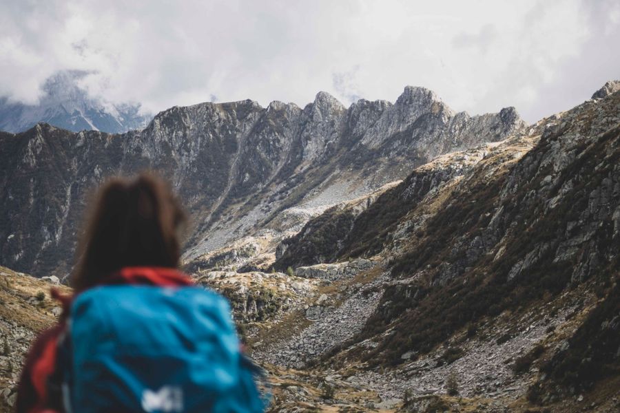 woman with a backpack in the mountains — Developers: Sandbox d'abord : testez le provisioning sans dépenser un centime.