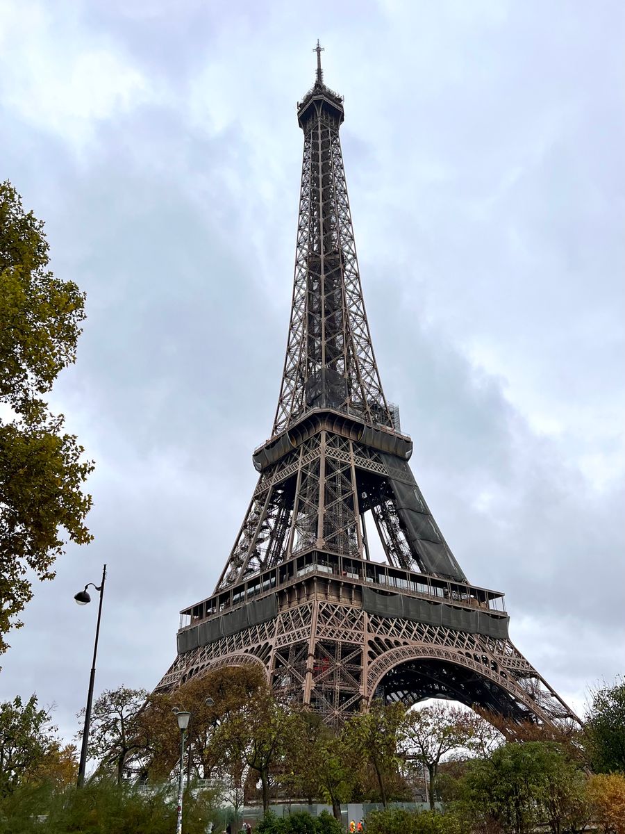low angle photo of eiffel tower under cloudy sky — Lever de soleil sur Algeria : météo vérifiée, chaussures aux pieds, données activées.