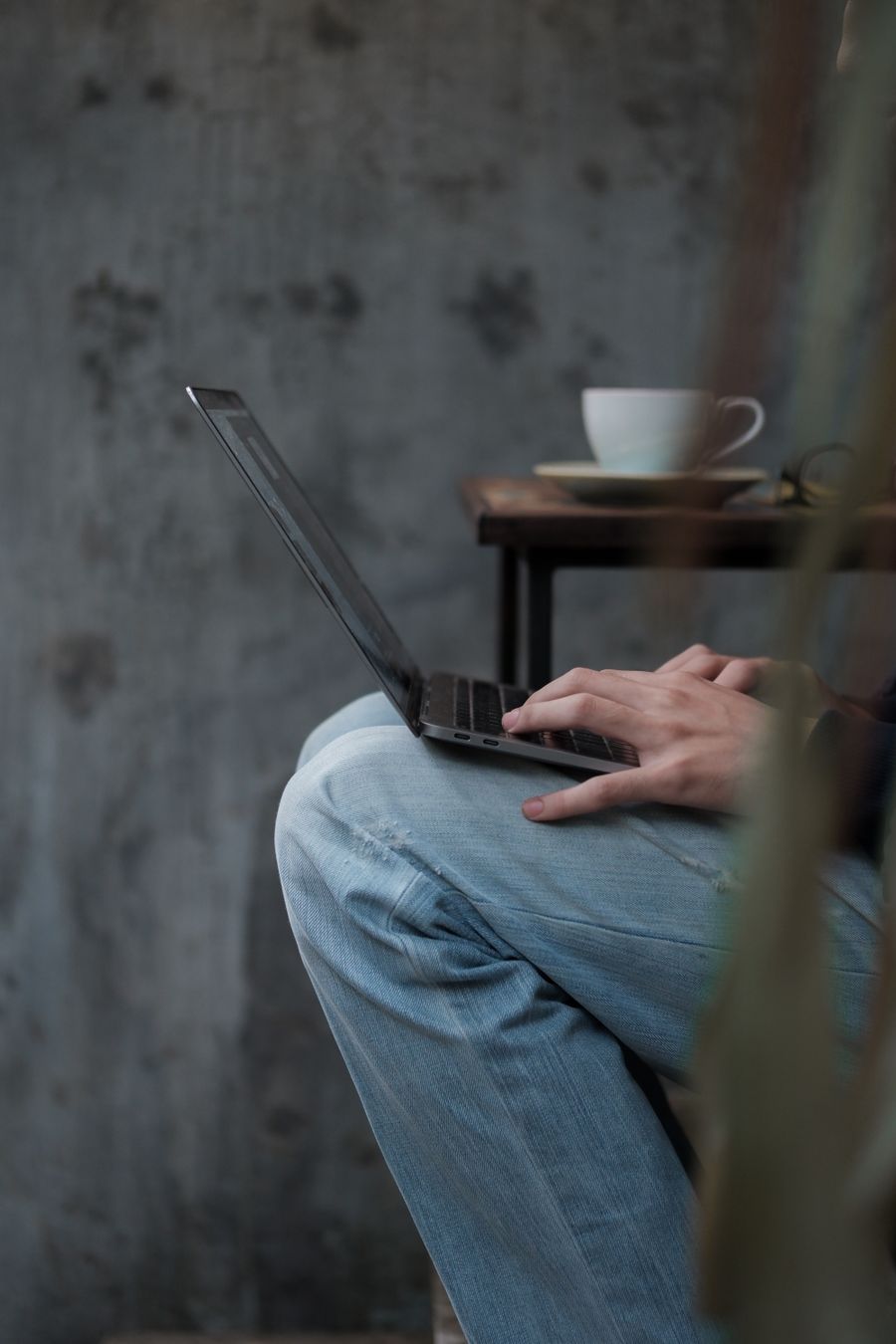 close up of man working on laptop — Remontées à Cameroon : le forfait sur le téléphone, conditions vérifiées au petit-déjeuner.