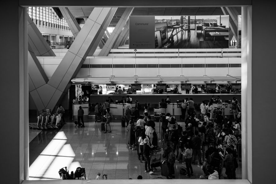 people at airport — Plages de Tunisia : parking payé par téléphone, déjeuner commandé depuis la serviette.