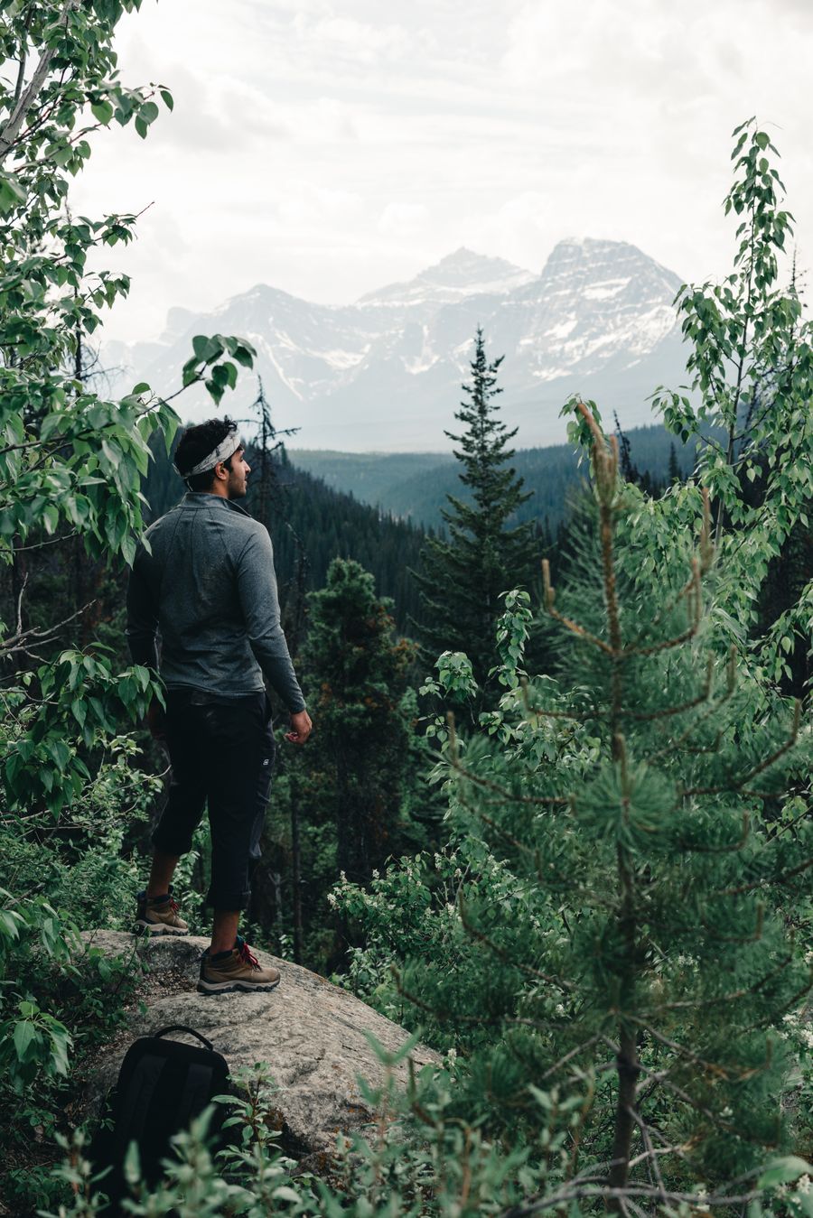 a man standing on a rock looking at the mountains — Données, jours, destination — les trois choses sur chaque carte de forfait.