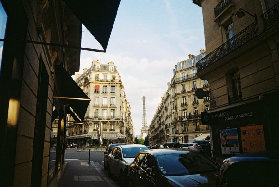 traffic on a street in paris — Les discussions de groupe restent actives à chaque frontière autour de Luxembourg.