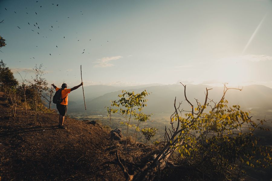 hiker expressing satisfaction after climbing a mountain — Le quartier d'affaires de Switzerland : le partage alimente toute la réunion.