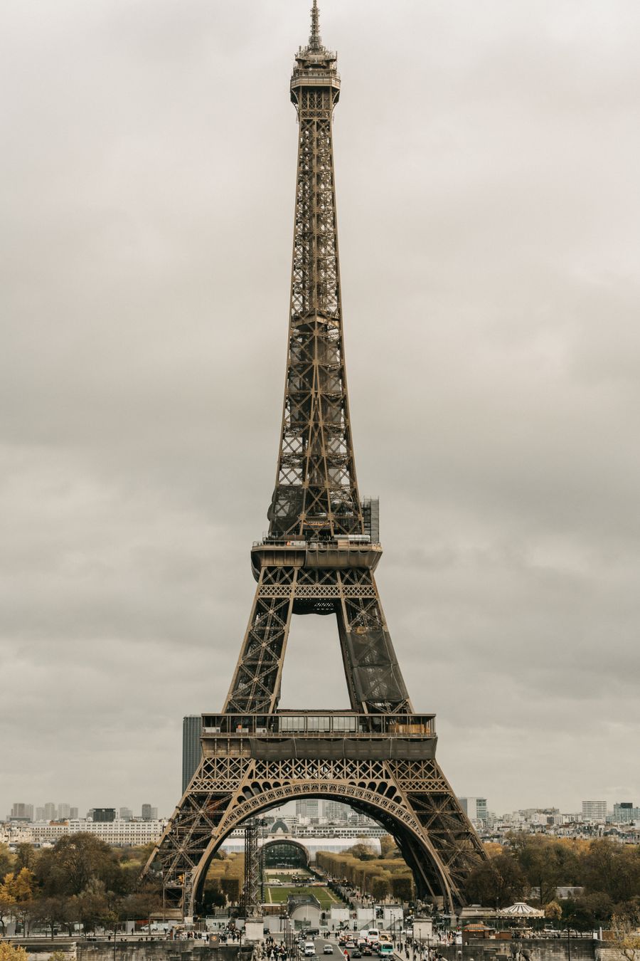 eiffel tower in paris — Support: Les files d'enregistrement avancent plus vite quand vos documents sont sur le téléphone.
