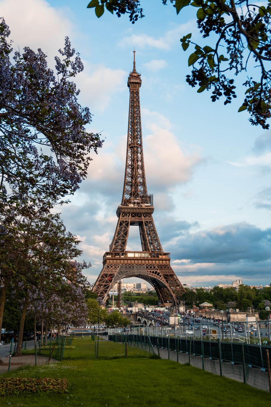 eiffel tower in paris — Routes côtières au-delà de DR Congo : la carte suit votre rythme où que vous alliez.
