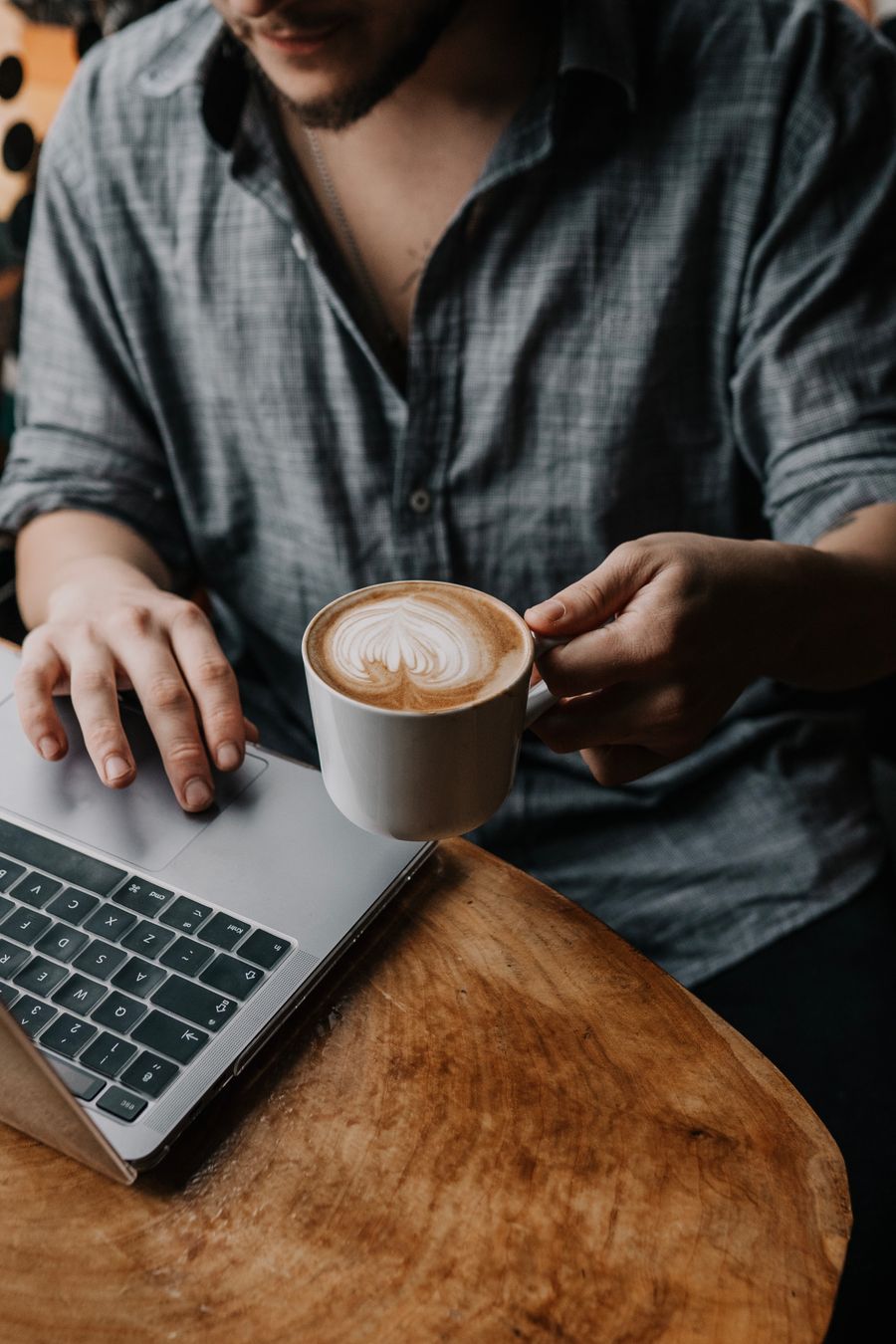 man with coffee using laptop at cafe — Le marché nocturne de Luxembourg : stands cartographiés, plats incontournables traduits.