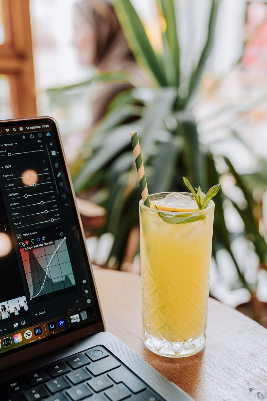 glass with a drink and a straw by a laptop — Lumière du port à Morocco : sauvegardes photo envoyées avant même de vous asseoir.