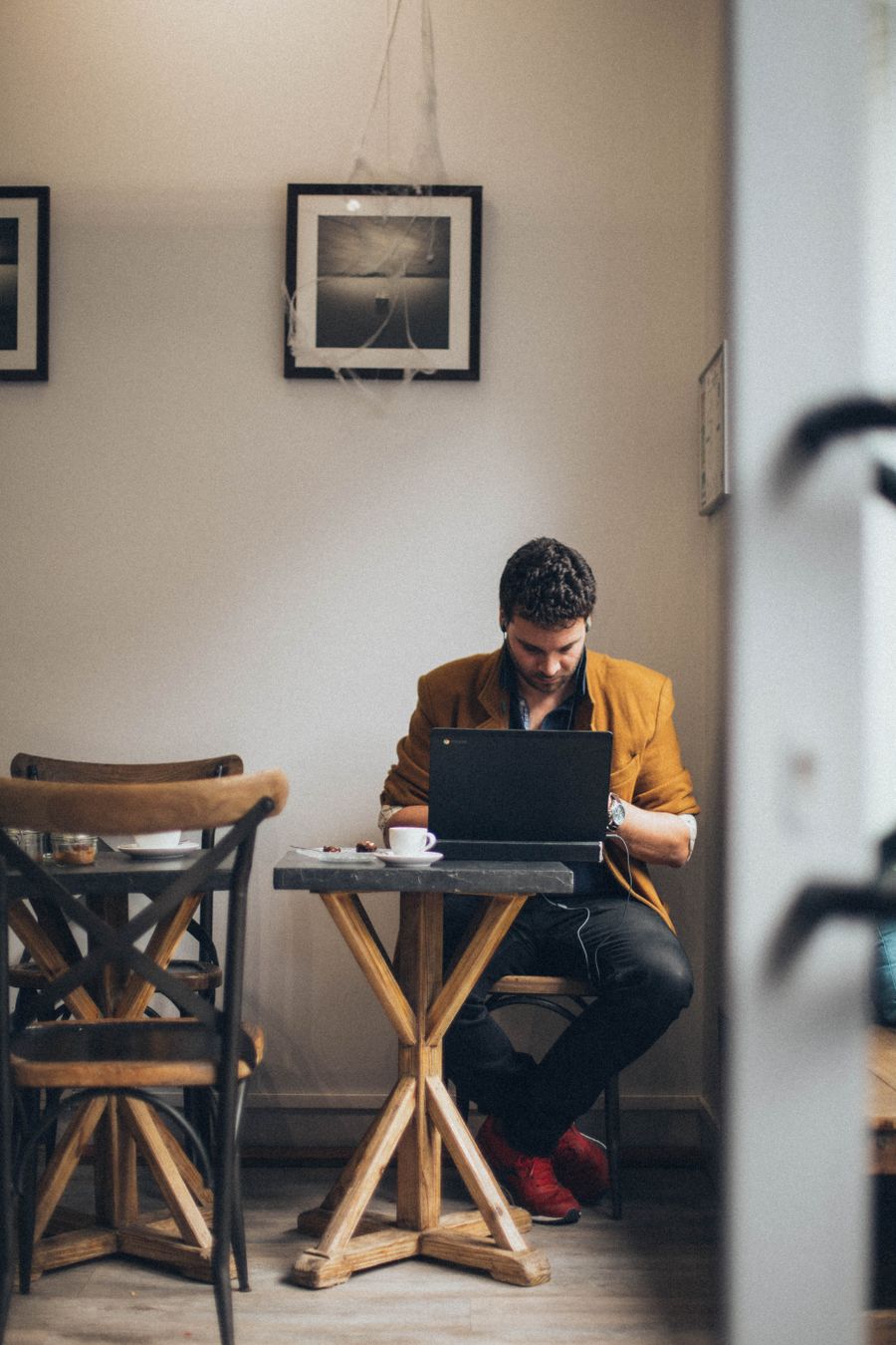man using laptop computer — Vieille ville, nouvelles astuces : les apps de traduction marchent en temps réel.