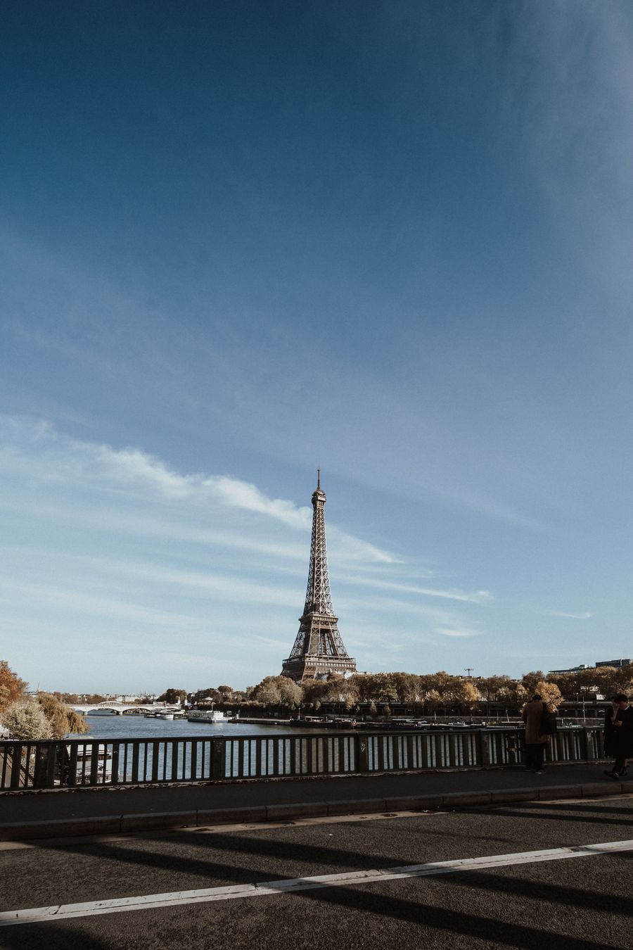 eiffel tower in paris — Cafés-bureaux à Mali : partage stable, pas de roulette du Wi-Fi d'hôtel.