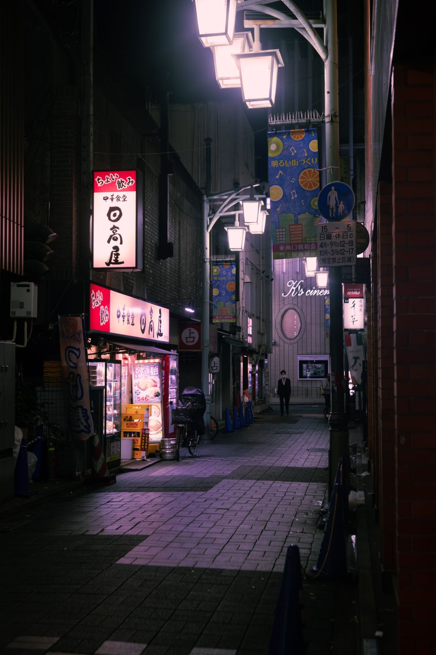 narrow alley in city at night — Passages de frontière sans paperasse : photos d'identité stockées sur le téléphone.