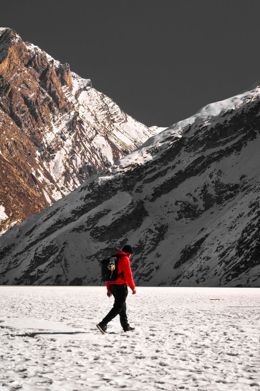 man in a mountain valley covered with snow — Plages de Madagascar : parking payé par téléphone, déjeuner commandé depuis la serviette.