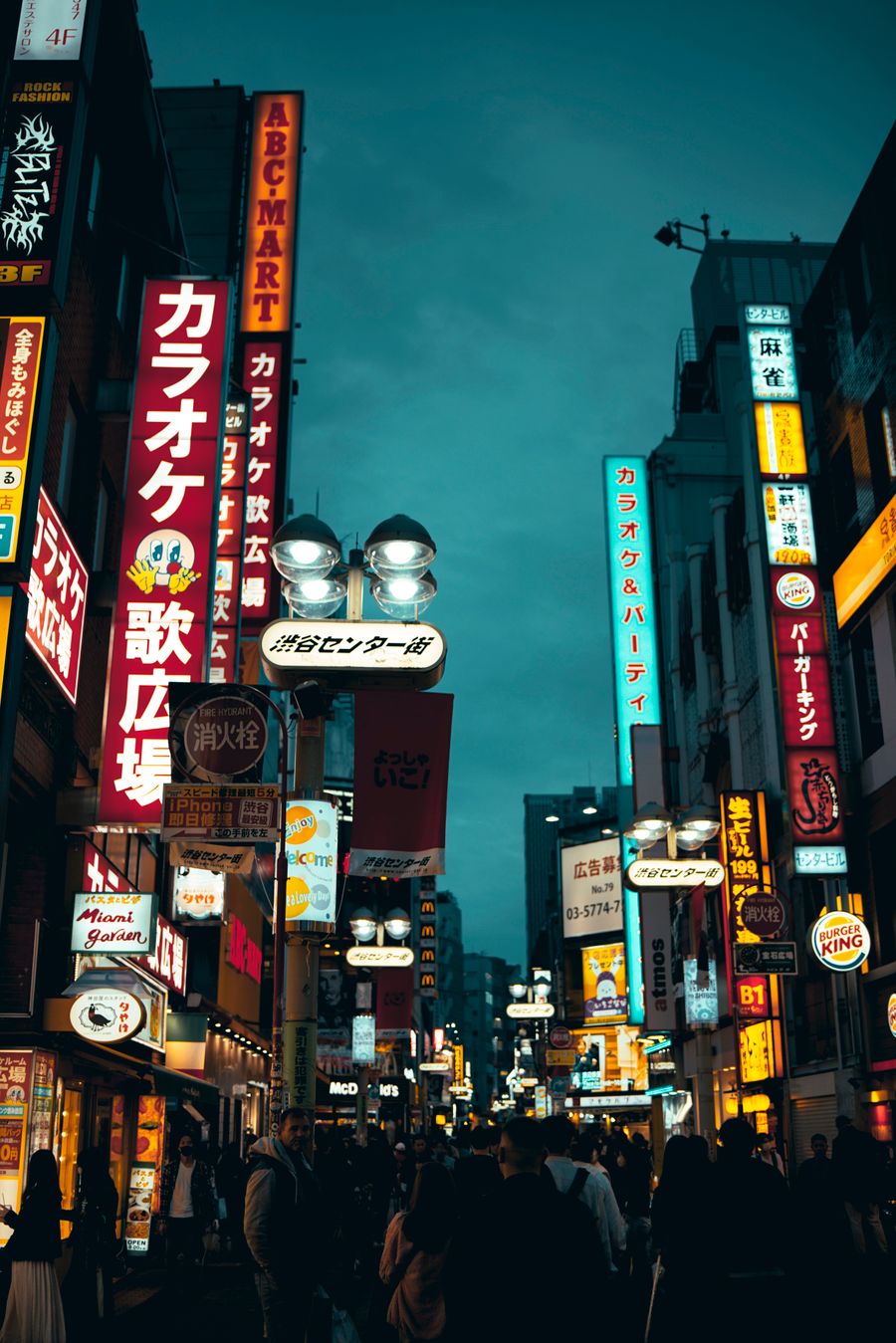 pedestrians walk street in asian city at night — Support: Marchés nocturnes et trains tardifs — connecté tout du long.