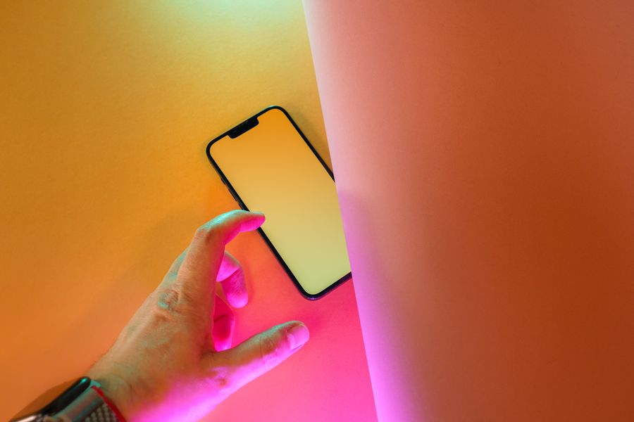 man hand over smartphone — Les codes à deux facteurs de chez vous arrivent toujours sur votre ligne principale.