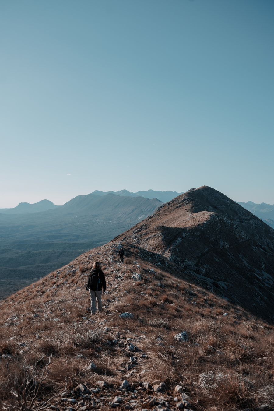 woman hiking on hill — Le bureau côté hublot : e-mails envoyés quelque part au-dessus de l'océan.