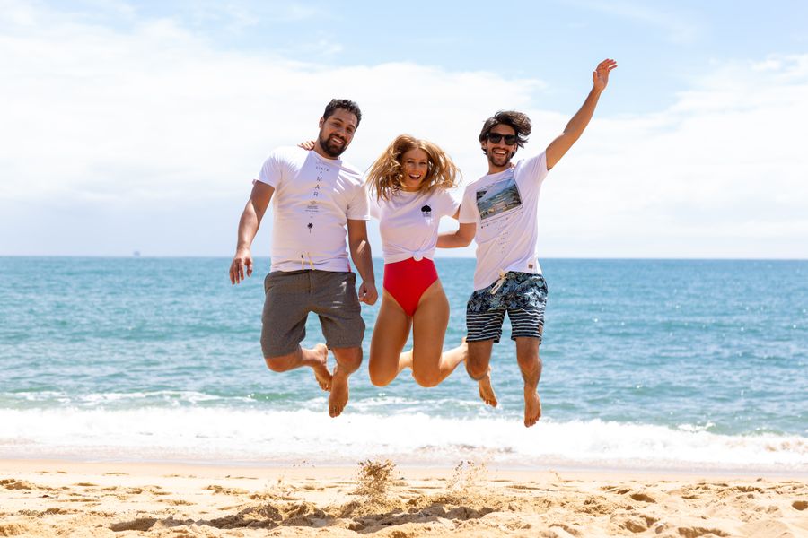 two men and one woman jumping near shore — L'eSIM est la raison pour laquelle la file SIM de l'aéroport est désormais optionnelle.