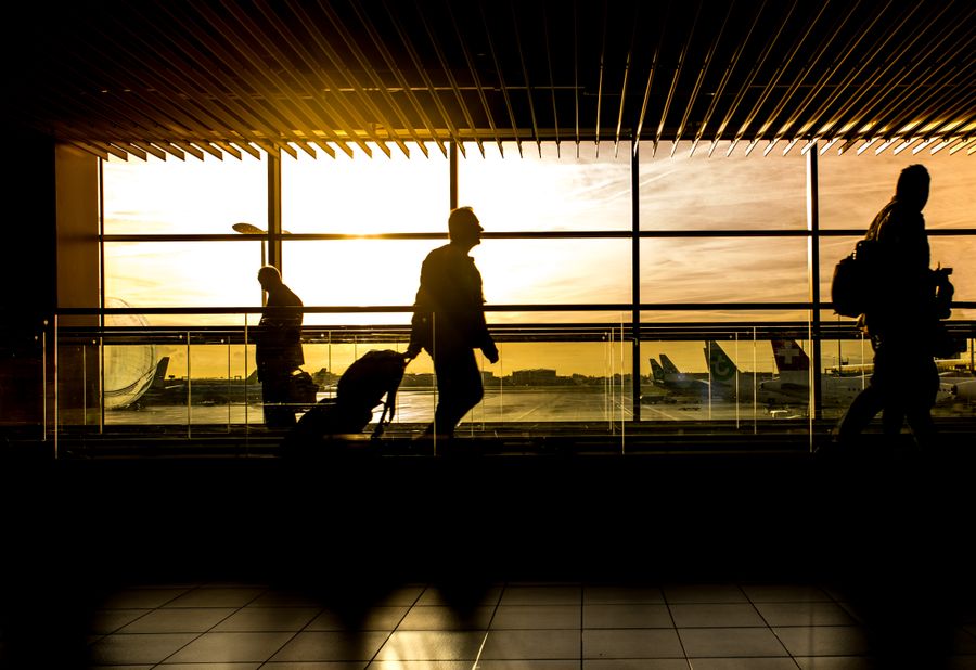 silhouette of person in airport — Perdu dans la médina, retrouvé par GPS : le point bleu ne ment jamais.