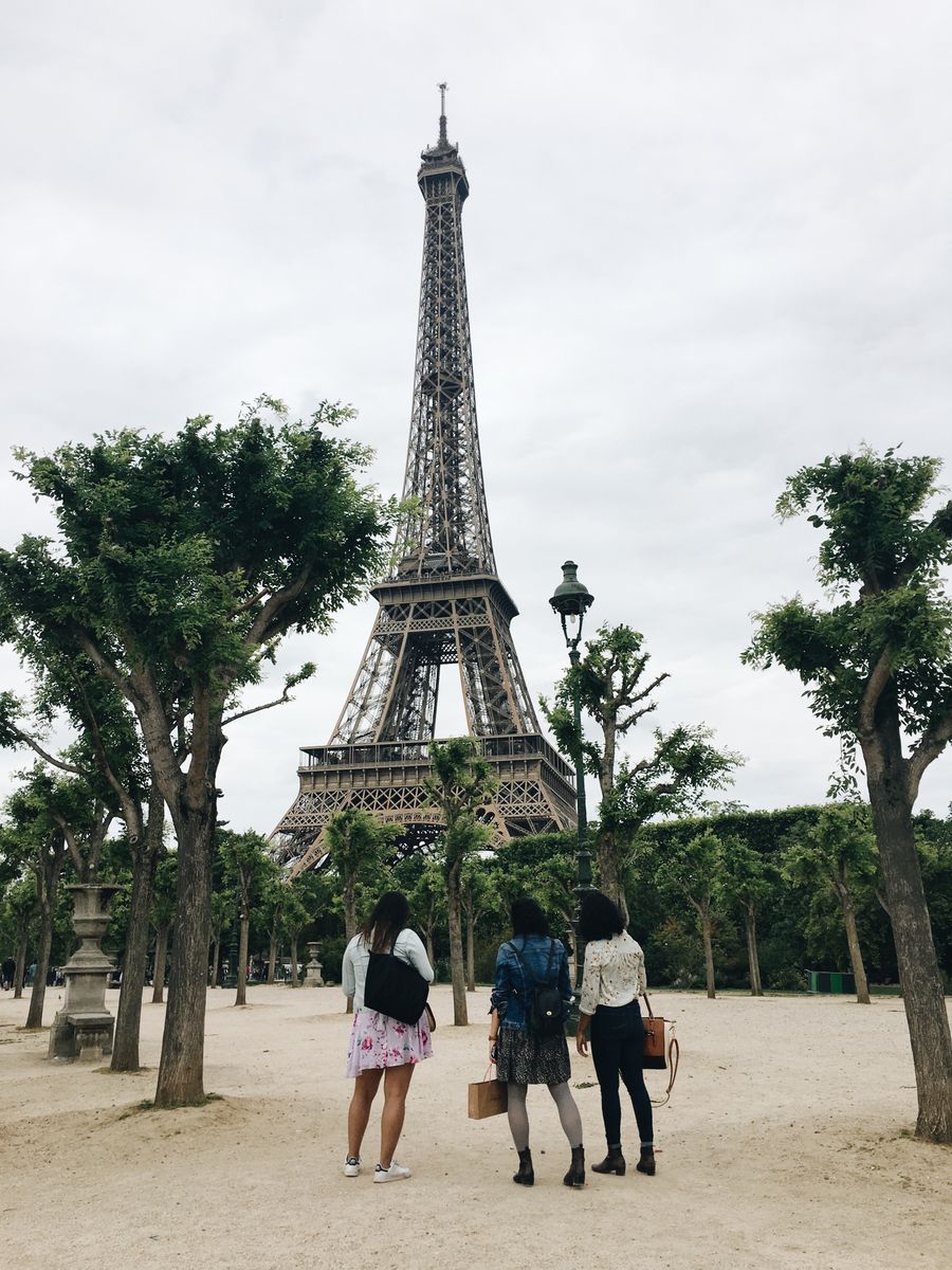 three women watching the eiffel tower — Au bord du lac en Tunisia : coins de baignade vérifiés, pique-nique commandé à l'avance.