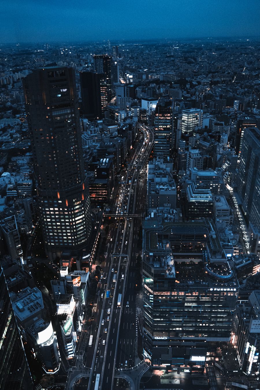 birds eye view of city at night — Le marché nocturne de Rwanda : stands cartographiés, plats incontournables traduits.