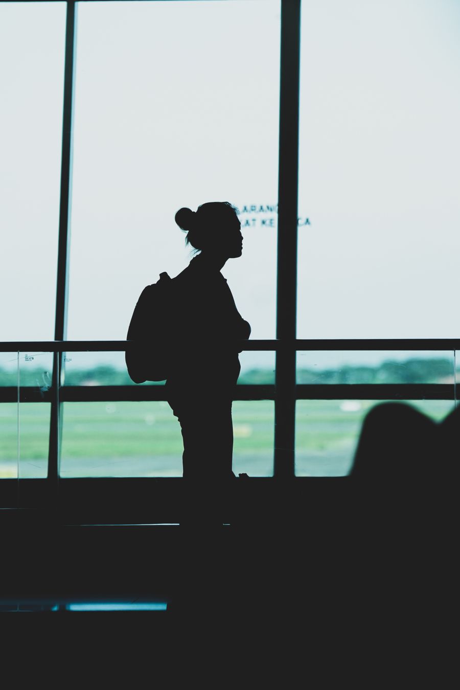 silhouette of a woman with a backpack standing at an airport terminal — Sentiers hors de Cameroon : cartes hors ligne téléchargées, au cas où.