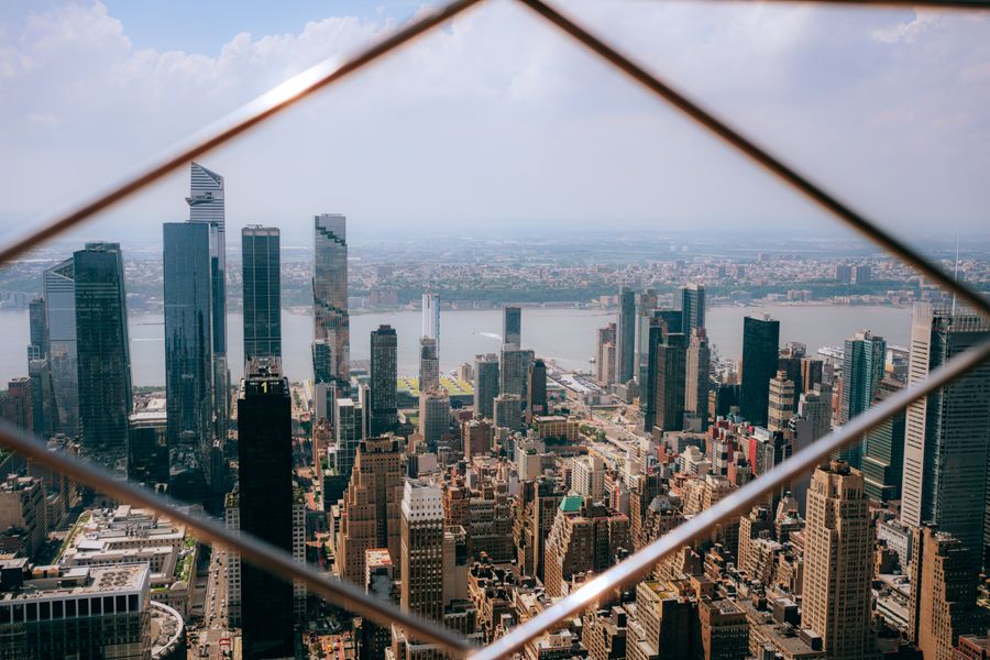 skyscrapers in manhattan in new york — Jour de marché à Burkina Faso : cherchez, traduisez, payez par téléphone.