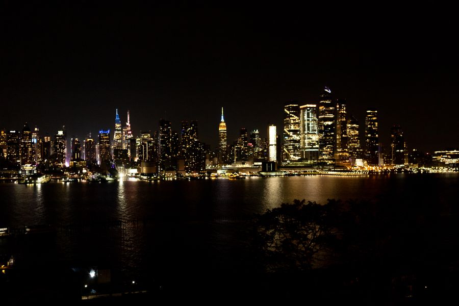 stunning new york city skyline at night — Developers: Stands de street-food et paiement mobile : dîner commandé sans un mot de la langue.