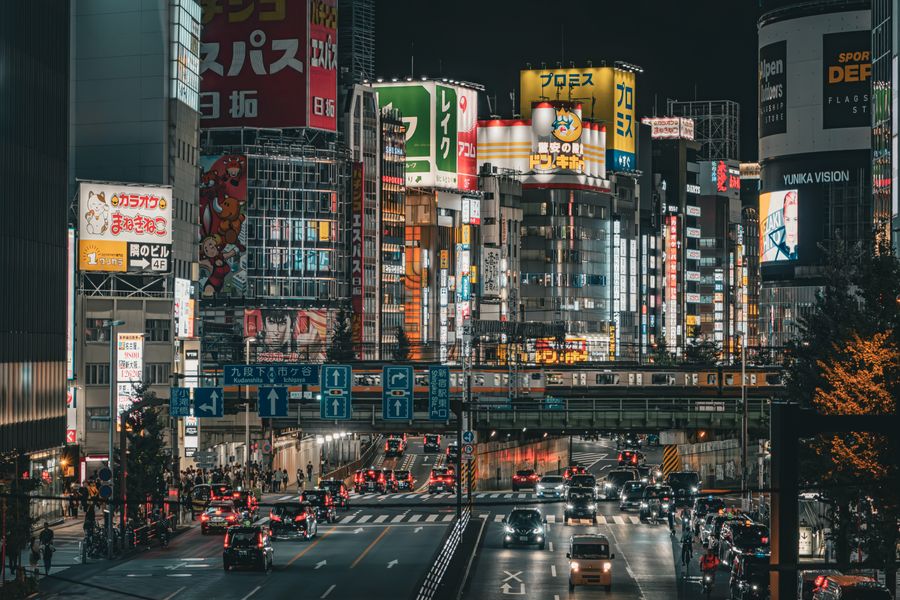 vibrant nightlife in shinjuku tokyo