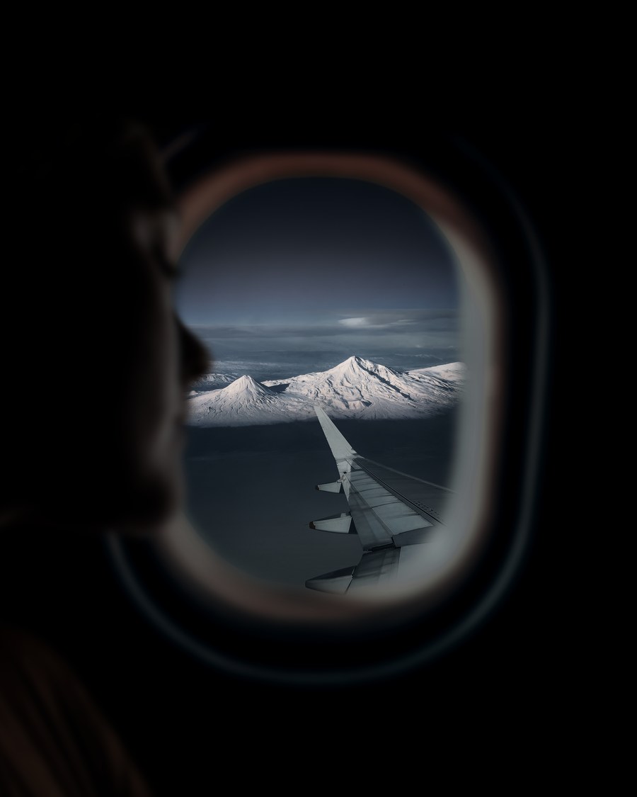 snowy mountains view from airplane window — Remontées à Morocco : le forfait sur le téléphone, conditions vérifiées au petit-déjeuner.