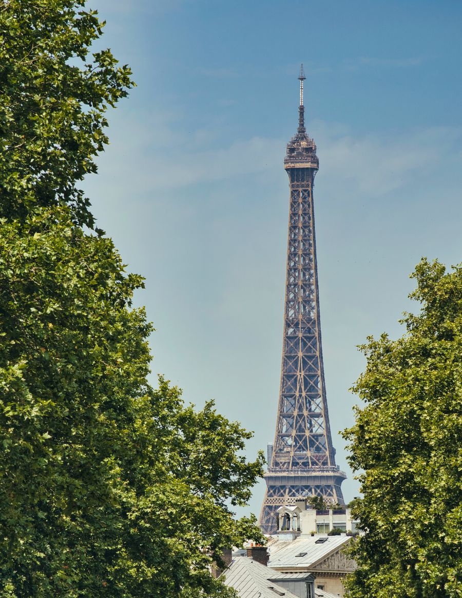 eiffel tower in paris framed by lush greenery — La vieille ville de Côte d'Ivoire : chaque ruelle cartographiée, chaque monument identifié.