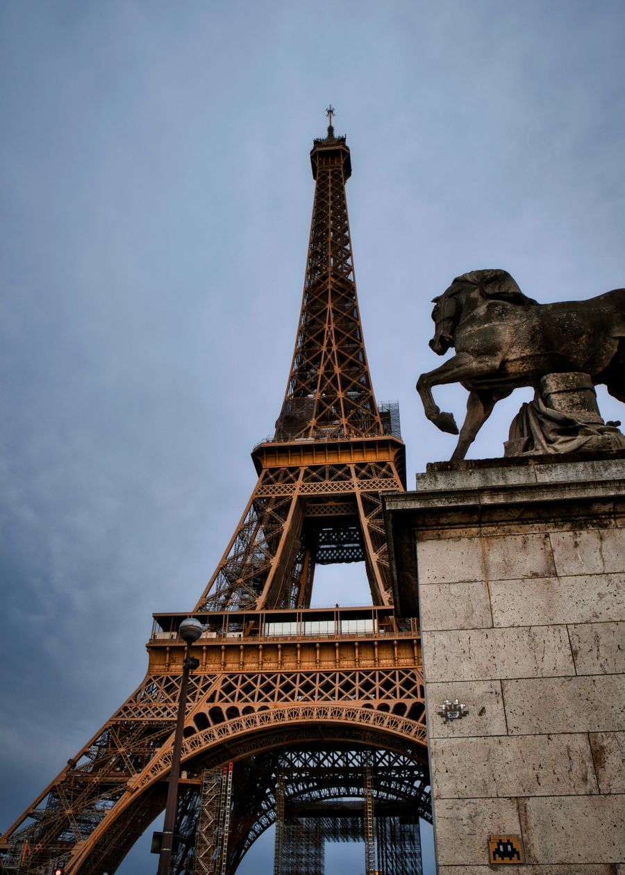 eiffel tower and statue in paris at dusk — Après-midis musée à Tunisia : audioguides en streaming, pas de mise en mémoire.
