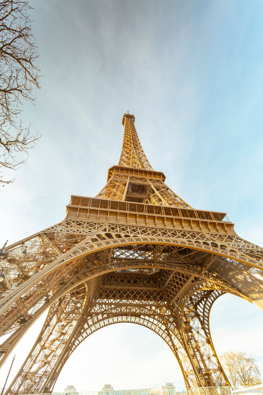 iconic eiffel tower in paris france — Au bord du lac en Madagascar : coins de baignade vérifiés, pique-nique commandé à l'avance.