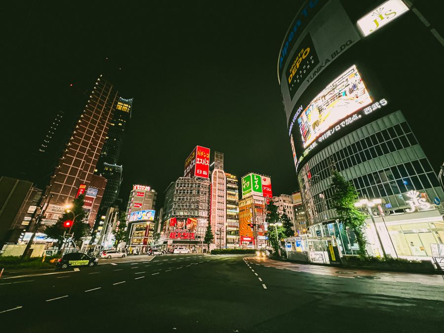 vibrant nightlife in shinjuku tokyo