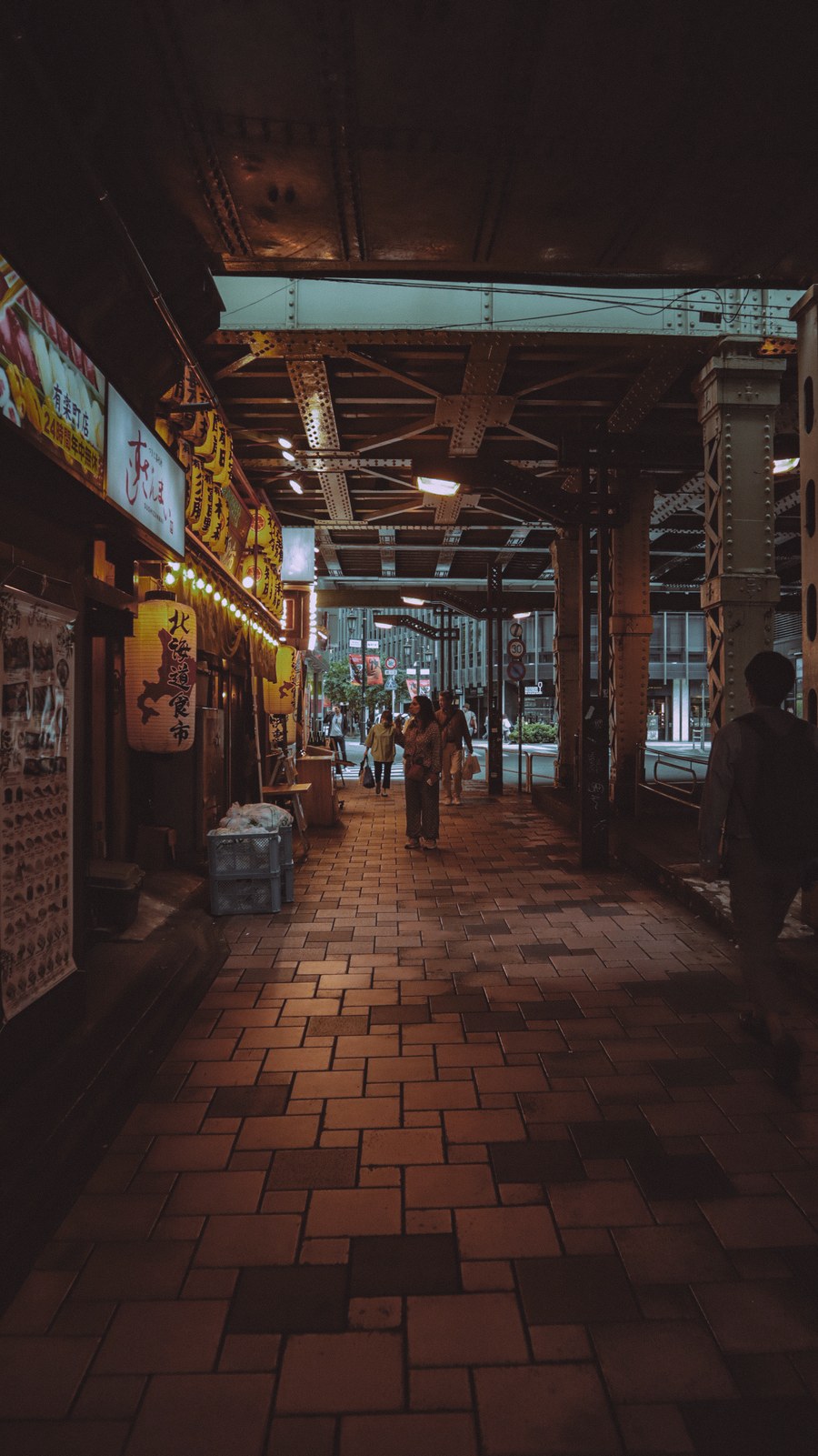 atmospheric tokyo street under railway bridge — Soirées à COUNTRY : dîners, trajets et avis, tout instantané.